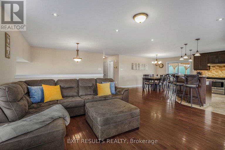 29689053/1887-champlain-street-e/clarencerockland-twp/clarence-rockland/ontario/K0A1N0_9