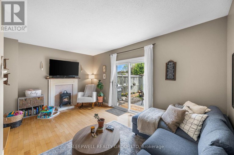 28378169/82-28-barrow-crescent/katimavik/ottawa/ontario/K2L2K1_17