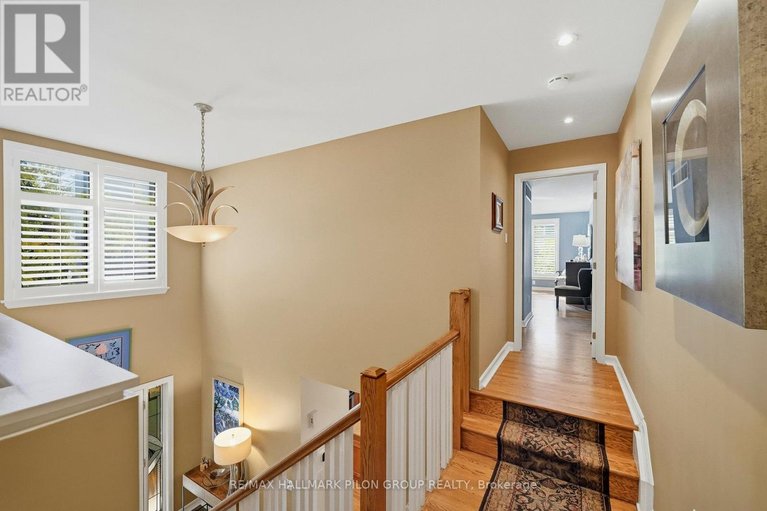 29684347/2380-virginia-drive/urbandale-acres/ottawa/ontario/K1H6S2_14