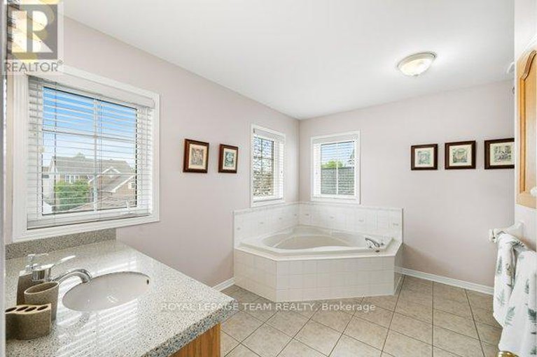 28805295/1575-winterport-way/fallingbrookpineridge/ottawa/ontario/K4A4C3_19