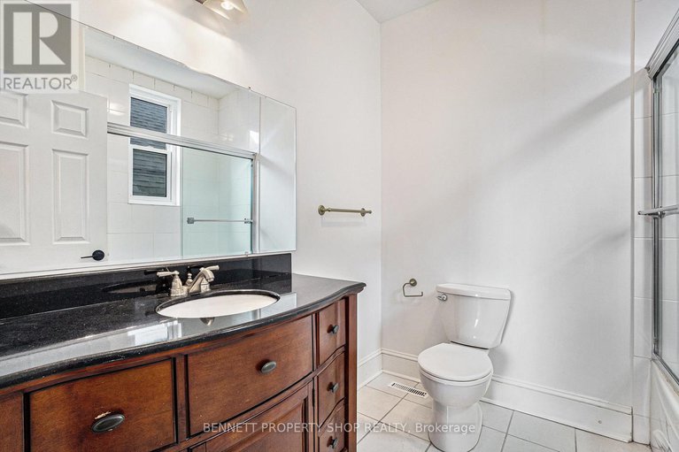 28245606/123-york-street/lower-townbyward-market/ottawa/ontario/K1N5T4_13