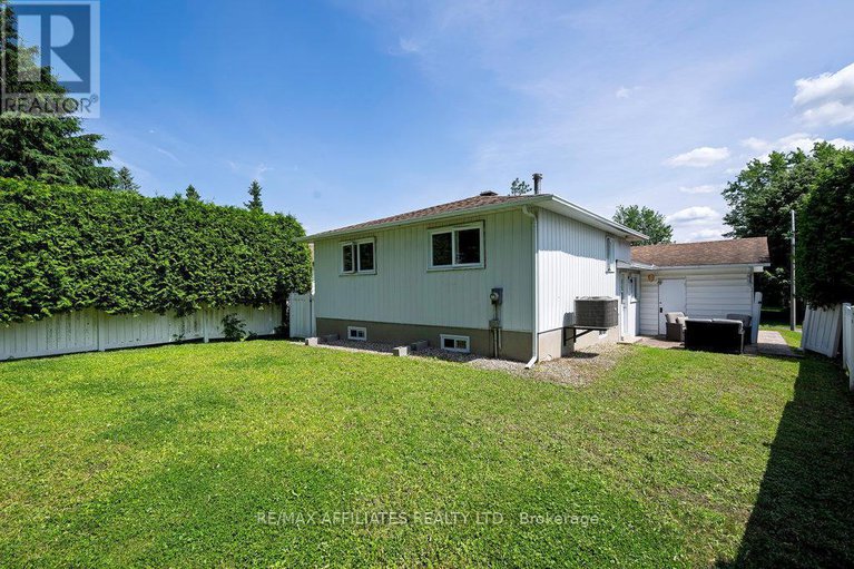 28586266/22-red-maple-crescent/blackburn-hamlet/ottawa/ontario/K1B3Z4_29