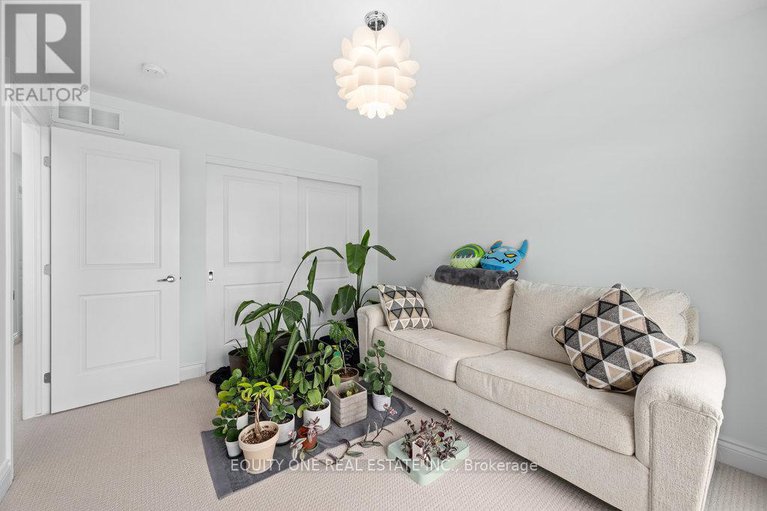 28348063/704-brian-good-avenue/riverside-southgloucester-glen/ottawa/ontario/K4M0C1_18