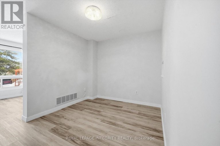 29437304/5-228-millroad-way/chatelaine-village/ottawa/ontario/K1E2C9_9