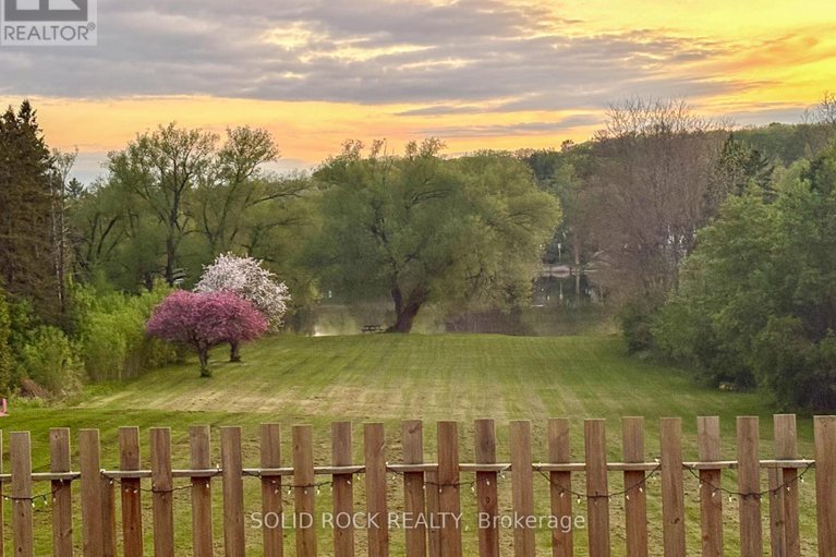 28251367/724-river-road/riverside-southgloucester-glen/ottawa/ontario/K4M1B2_2