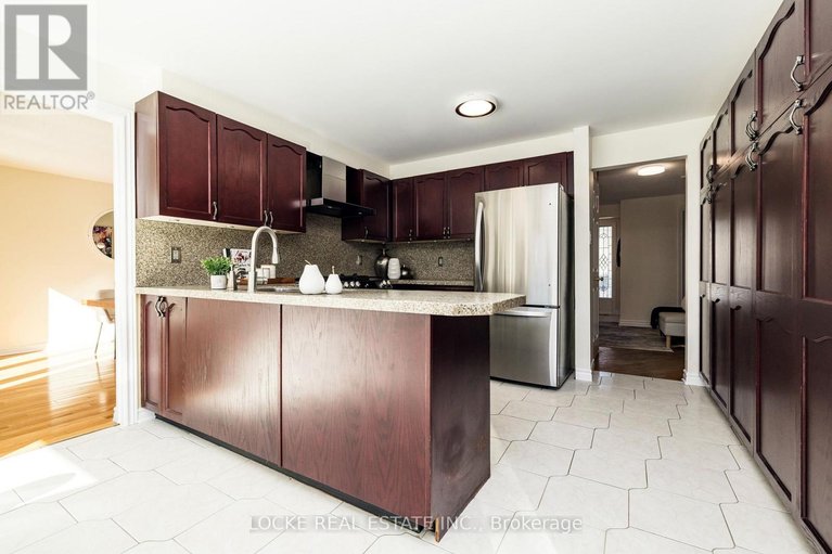 29535443/1404-forest-valley-drive/chapel-hill/ottawa/ontario/K1C5M8_13