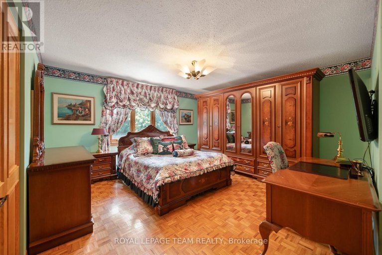 28150557/10-nancy-avenue/sheahan-estatestrend-village/ottawa/ontario/K2H8L4_31