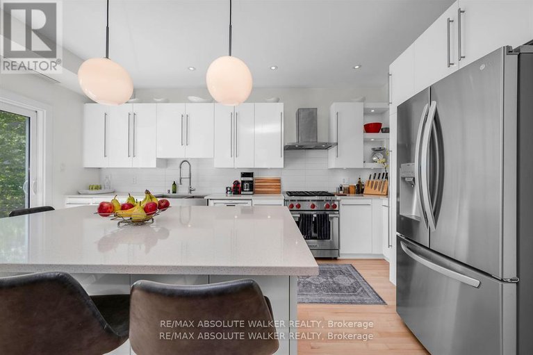28644323/107-joshua-street/mer-bleuebradley-estatesanderson-park/ottawa/ontario/K1W0A2_16
