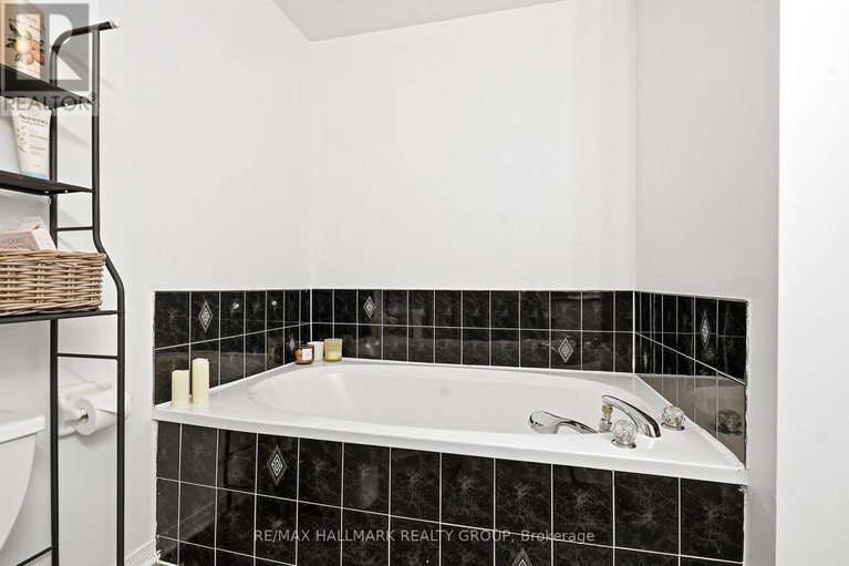 29236734/480-wincanton-drive/chatelaine-village/ottawa/ontario/K4A3Y1_21