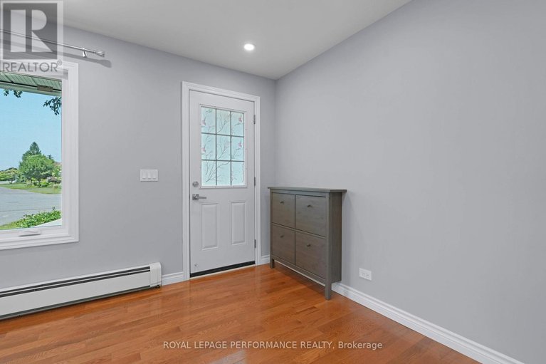 28555292/10-argue-drive/borden-farmstewart-farmcarleton-heightsparkwood-hills/ottawa/ontario/K2E6S1_4
