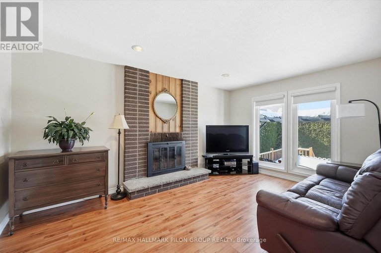 29602216/1354-mountainside-crescent/bilberry-creekqueenswood-heights/ottawa/ontario/K1E3G5_2