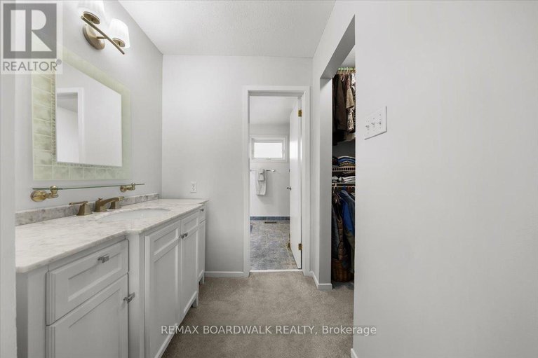 29633977/6241-st-albans-court/convent-glen-north/ottawa/ontario/K1C3C5_31