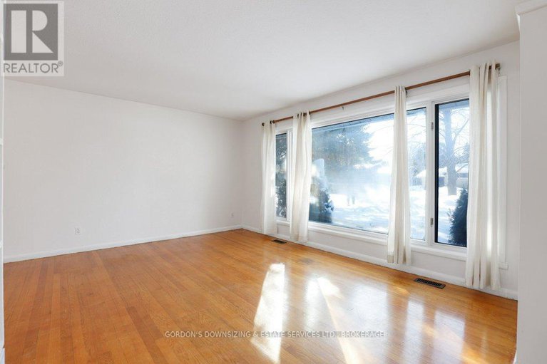 29327348/7-attwood-crescent/city-viewskylinefisher-heightsparkwood-hills/ottawa/ontario/K2E5B1_9