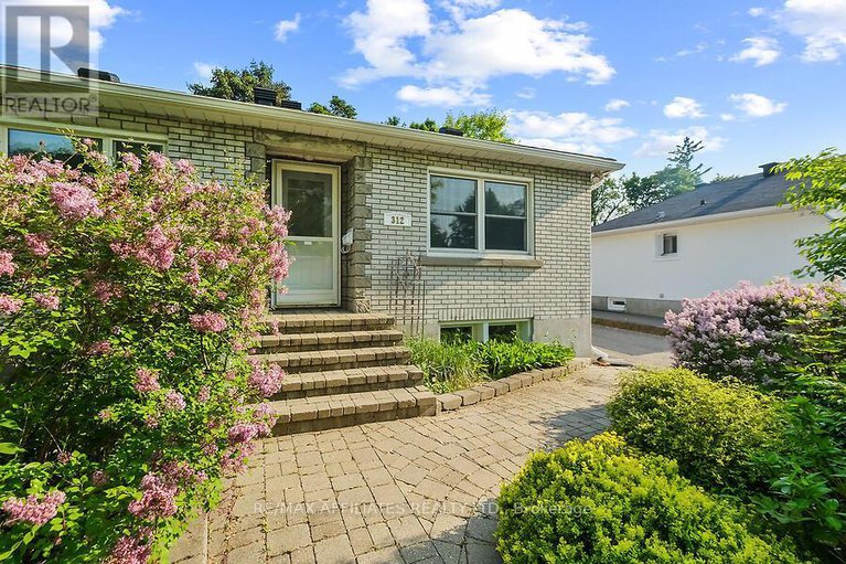 28329411/312-mountbatten-avenue/alta-vistafaircrest-heights/ottawa/ontario/K1H5W3_2