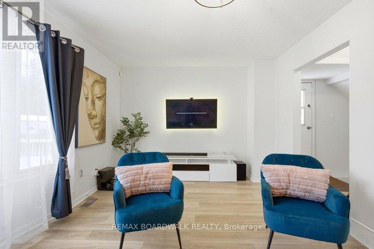 29284371/2390-rondel-street/blackburn-hamlet-south/ottawa/ontario/K1B4M2_14