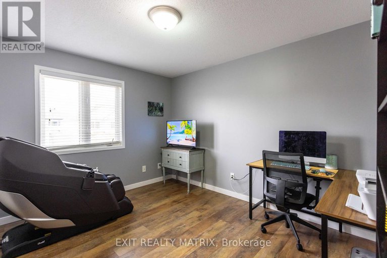 28414498/221-hillpark-high-street/mer-bleuebradley-estatesanderson-park/ottawa/ontario/K1W0B5_30