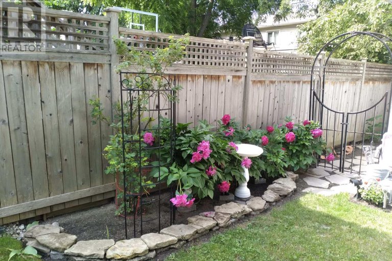 29421781/512-melbourne-avenue/mckellarhighland/ottawa/ontario/K2A1W5_33