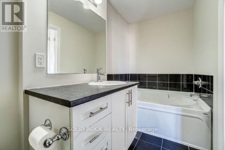 28821782/604-tennant-way/riverside-southgloucester-glen/ottawa/ontario/K4M0C6_16