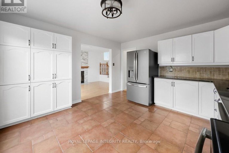 29060732/1791-tache-way/fallingbrookpineridge/ottawa/ontario/K4A2S7_17