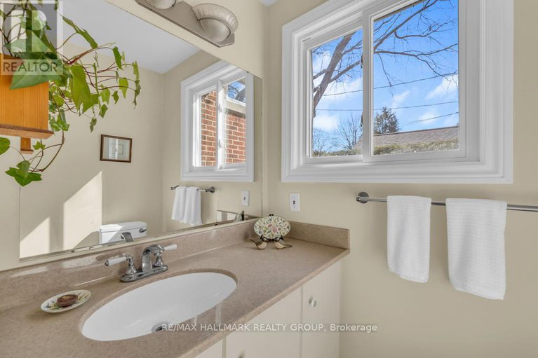 29420428/655-mansfield-avenue/laurentianview/ottawa/ontario/K2A2T5_15