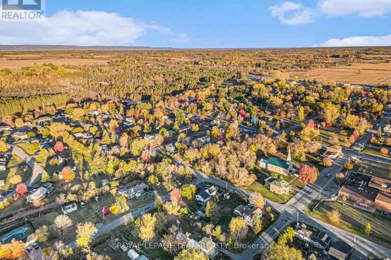 29613152/140-creek-drive/fitzroy/ottawa/ontario/K0A1X0_36