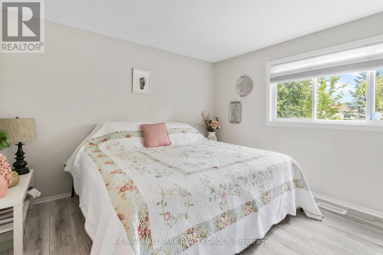 28763964/1598-hoskins-crescent/fallingbrookpineridge/ottawa/ontario/K4A2H8_15