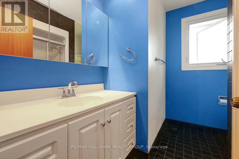 28499292/2149-hubbard-crescent/beacon-hill-north/ottawa/ontario/K1J6L3_17