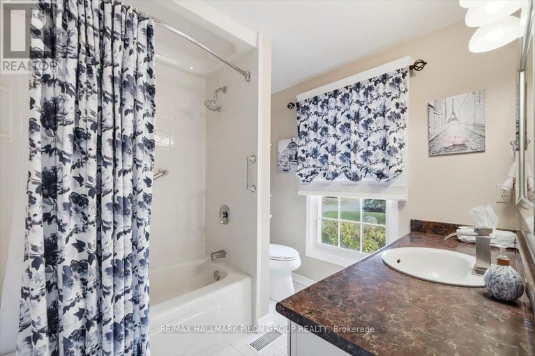 29075006/1066-taffy-lane/convent-glen-north/ottawa/ontario/K1C1Y5_16