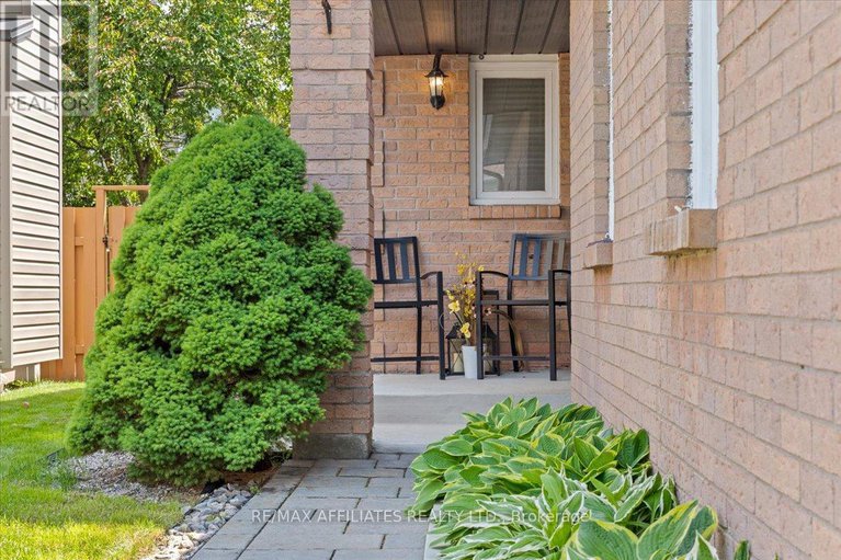 28862434/300-sylvie-terrace/bilberry-creekqueenswood-heights/ottawa/ontario/K1E3M2_4