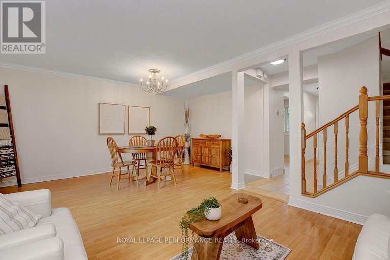 28710686/22-550-straby-avenue/overbrookcastle-heights/ottawa/ontario/K1K1H1_11