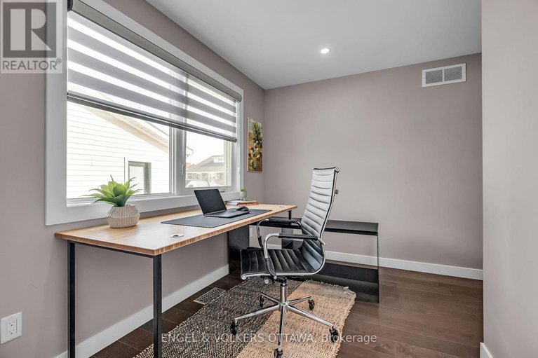 28458762/8-roselawn-court/craig-henrywoodvale/ottawa/ontario/K2G4J2_17