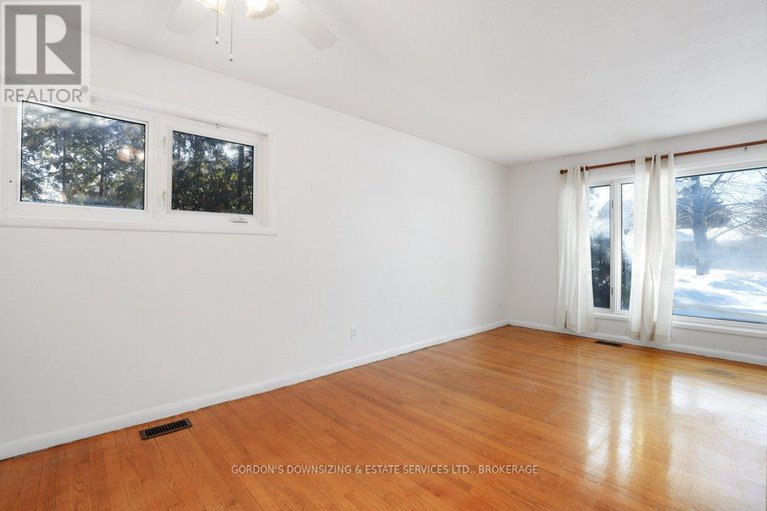 29327348/7-attwood-crescent/city-viewskylinefisher-heightsparkwood-hills/ottawa/ontario/K2E5B1_16