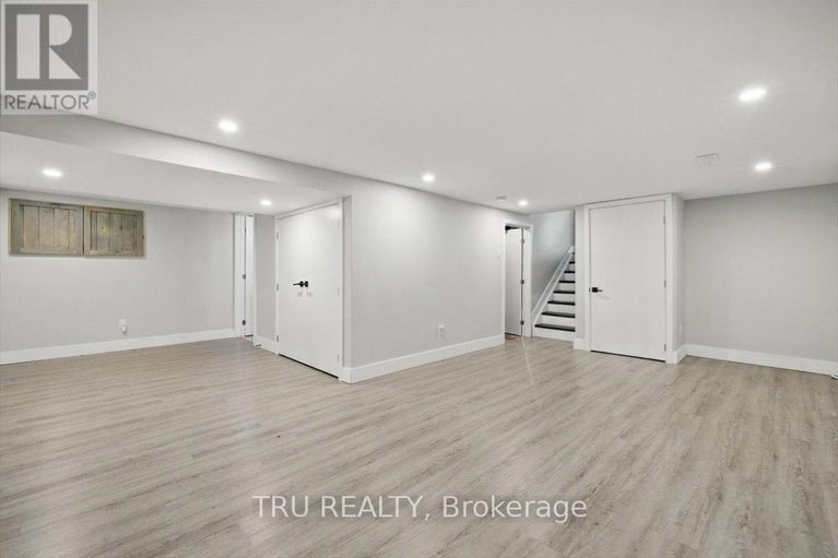 28427630/2114-balharrie-avenue/hawthorne-meadows/ottawa/ontario/K1G1G5_28