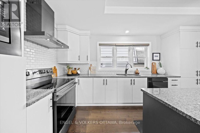 29439628/1005-gold-crescent/queensway-terrace-north/ottawa/ontario/K2B8C4_13