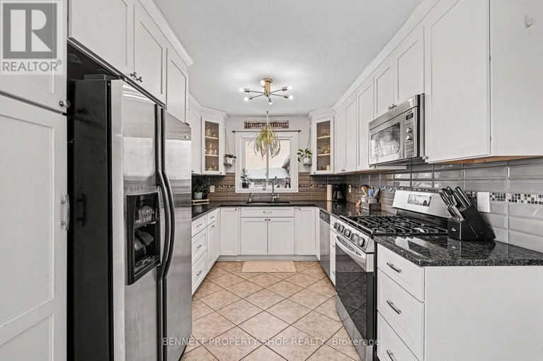 29423087/4-bartley-crescent/on-the-green/ottawa/ontario/K2J2J7_8