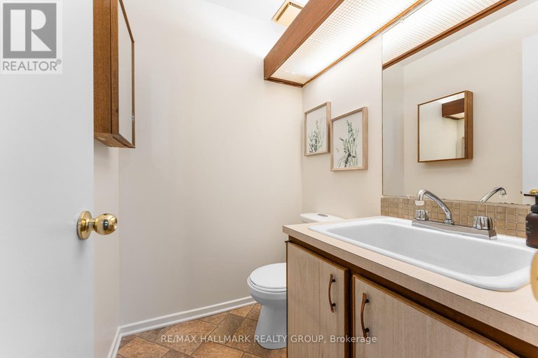 28978664/1075-avignon-court/orleans-wood/ottawa/ontario/K1C2N4_20