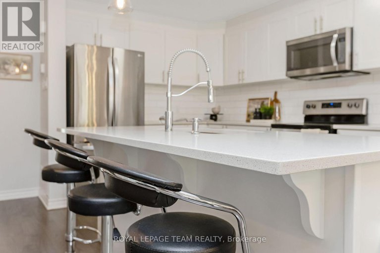 28283530/523-parade-drive/stittsville-south/ottawa/ontario/K2S0X8_13