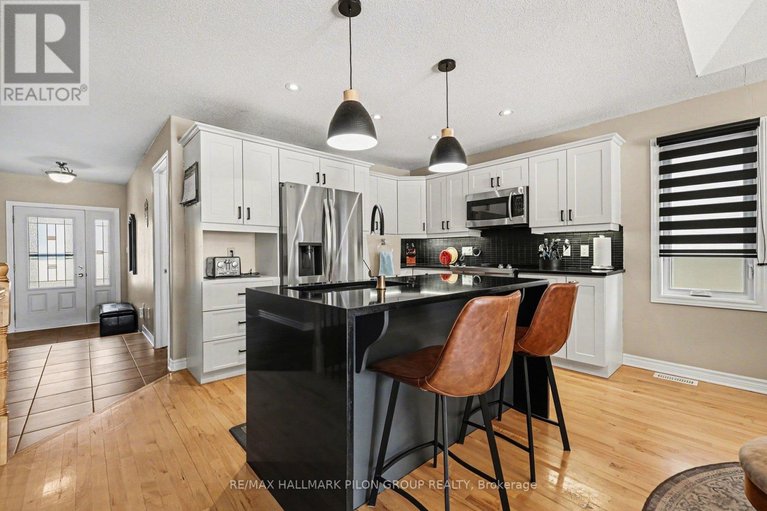 29541986/18-abbey-crescent/village-of-russell/russell/ontario/K4R0B5_2