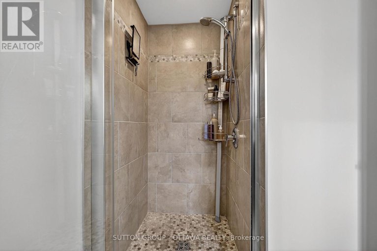 29128256/25-southpark-drive/blackburn-hamlet/ottawa/ontario/K1B3B8_24