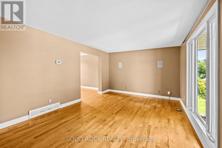 28407266/1631-charbonneau-street/bilberry-creekqueenswood-heights/ottawa/ontario/K1E2J6_6