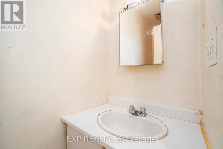 28974876/c-1699c-lamoureux-drive/queenswood-heights-south/ottawa/ontario/K1E2N3_12