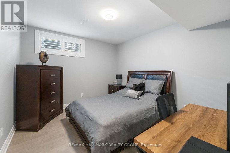 28530471/614-gendarme-circle/mer-bleuebradley-estatesanderson-park/ottawa/ontario/K1W0R1_25