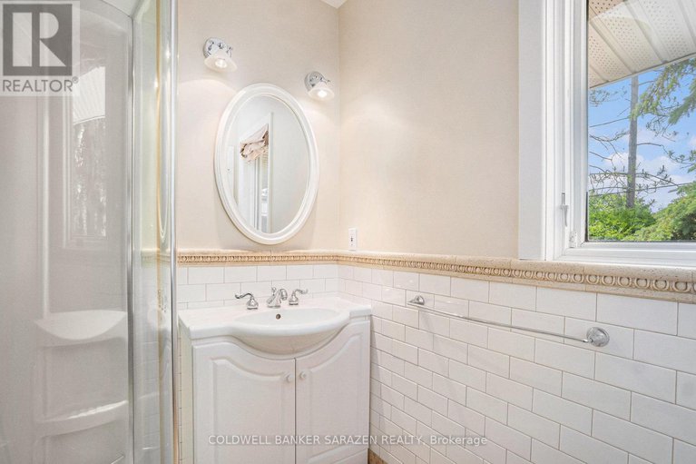28506946/2009-killarney-drive/mckellar-heightsglabar-park/ottawa/ontario/K2A1P9_30