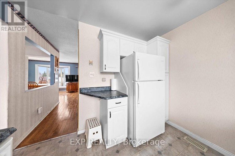 29485103/915-lawnsberry-drive/chatelaine-village/ottawa/ontario/K1E1Y2_9