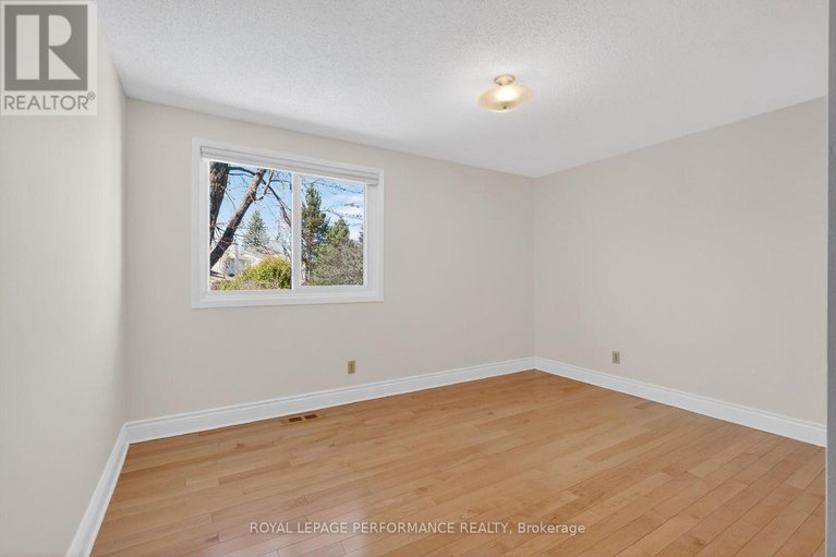 29643949/13-valley-ridge-street/borden-farmstewart-farmcarleton-heightsparkwood-hills/ottawa/ontario/K2E7W1_32