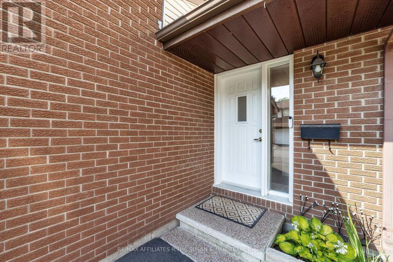 28555719/46-stokes-crescent/glencairnhazeldean/ottawa/ontario/K2L2Z4_5