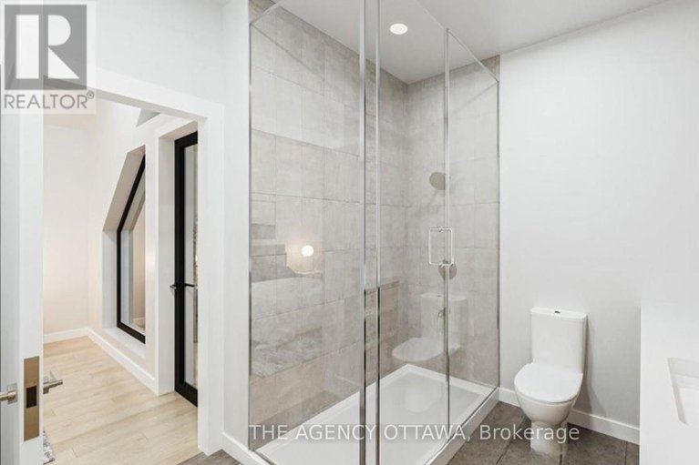 29464160/533-adventure-private/mooneys-bayriverside-park/ottawa/ontario/K1V9R2_13