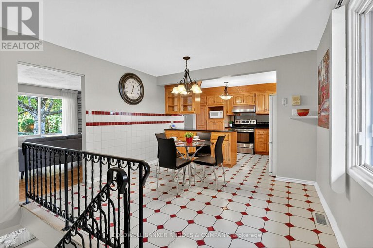 28912444/11-willeth-avenue/city-viewskylinefisher-heightsparkwood-hills/ottawa/ontario/K2E5C2_13