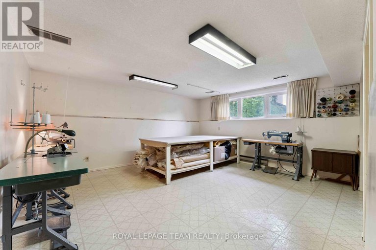 28701491/8-oakwood-avenue/city-viewskylinefisher-heightsparkwood-hills/ottawa/ontario/K2E6A5_29