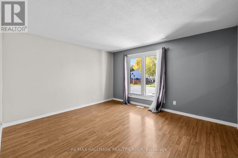 29004892/82-glamorgan-drive/glencairnhazeldean/ottawa/ontario/K2L1R4_8